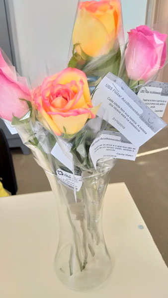 Divulgação - Flores foram entregues como forma de homenagem aos idosos Divulgação - Flores foram entregues como forma de homenagem aos idosos