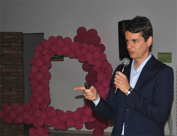 Unimed Assis - Médico Rogério Bocardo destacou a importância do Outubro Rosa durante evento da Unimed Assis Unimed Assis - Médico Rogério Bocardo destacou a importância do Outubro Rosa durante evento da Unimed Assis