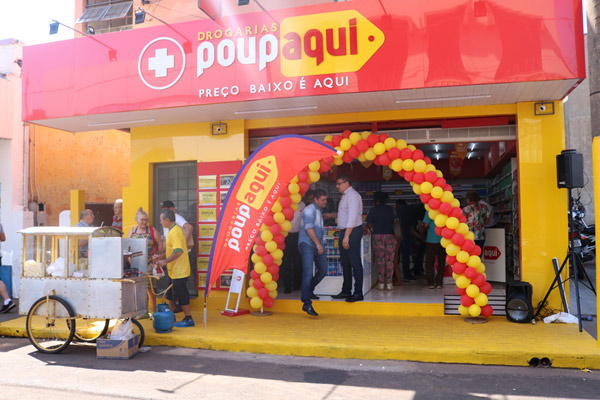 A Drogarias PoupAqui fica localizada na Avenida Coronel Valêncio Carneiro, 325 – Centro, em Cândido Mota A Drogarias PoupAqui fica localizada na Avenida Coronel Valêncio Carneiro, 325 – Centro, em Cândido Mota