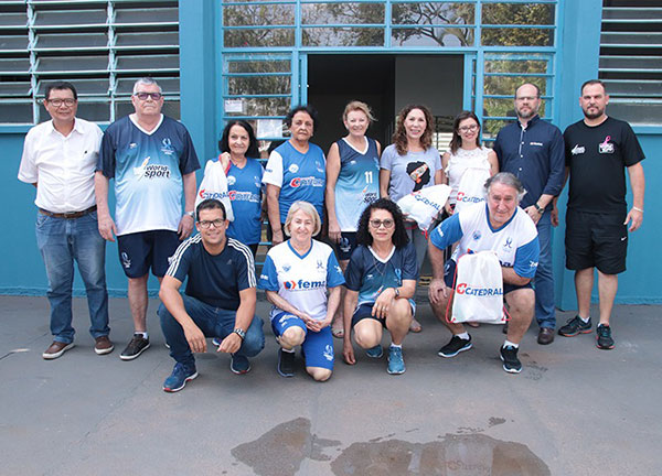 Divulgação - Atletas de Assis com novo uniforme para disputarem o JORI em Osvaldo Cruz Divulgação - Atletas de Assis com novo uniforme para disputarem o JORI em Osvaldo Cruz