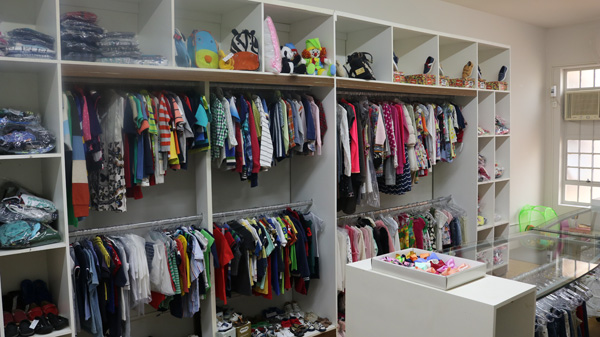 A loja conta com grande variedade de peças novas, como vestidos, shorts, blusas, pijamas, entre outros, tudo com preços bastante acessíveis A loja conta com grande variedade de peças novas, como vestidos, shorts, blusas, pijamas, entre outros, tudo com preços bastante acessíveis