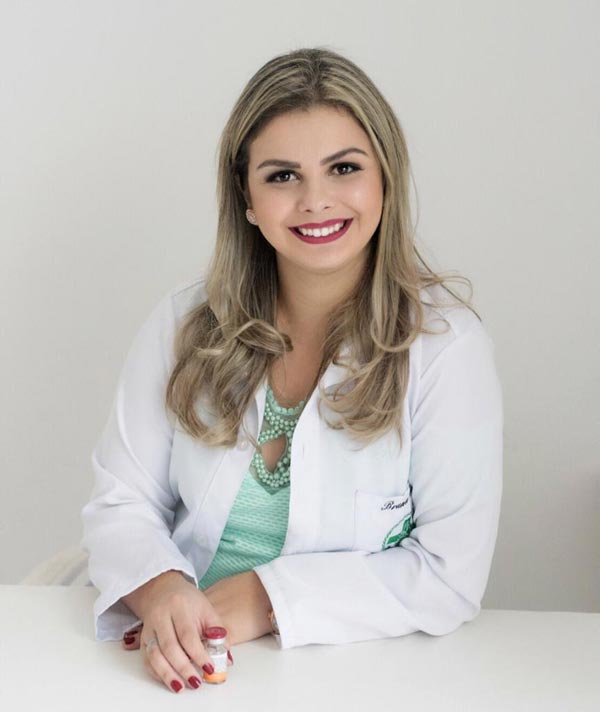 Biomédica esteta Bruna Costa atende na clínica Josi Silva