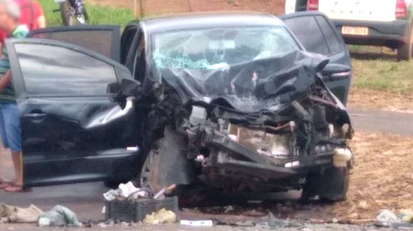 Divulgação - Mulher ficou presa às ferragens após carro atingir traseira de carreta Divulgação - Mulher ficou presa às ferragens após carro atingir traseira de carreta