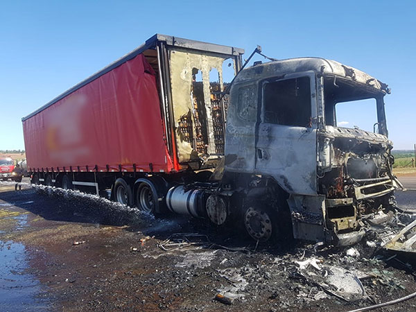 Divulgação Corpo de Bombeiros - O caminhão ficou destruído, mas parte de carga pôde ser recuperada Divulgação Corpo de Bombeiros - O caminhão ficou destruído, mas parte de carga pôde ser recuperada