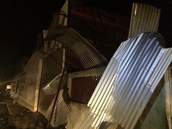 Divulgação - Chuva forte e ventania destalharam casas em Paraguaçu Paulista Divulgação - Chuva forte e ventania destalharam casas em Paraguaçu Paulista