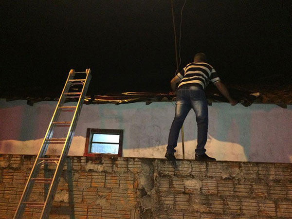 Divulgação - Defesa Civil atuou cobrindo algumas casas com a lona para esse fim Divulgação - Defesa Civil atuou cobrindo algumas casas com a lona para esse fim