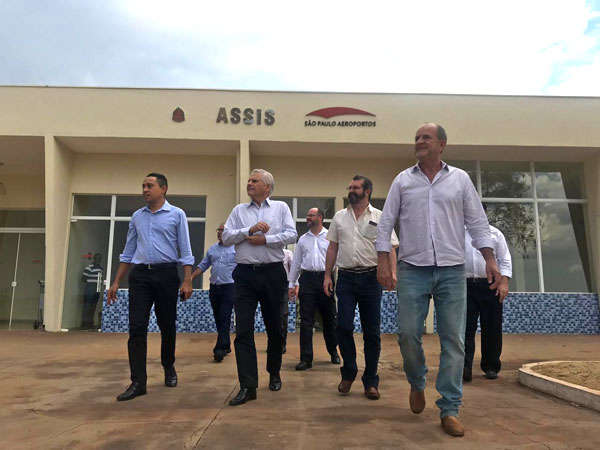 AssisCity - Autoridades e lideranças durante visita ao Aeroporto de Assis