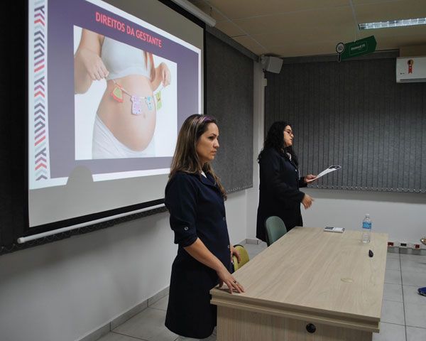 Divulgação Unimed Assis - Palestras foram ministradas pela assistente social da Unimed, Simone Brancalhão Dias, e pela enfermeira da Medicina Preventiva da Unimed, Ligia Beluci Totti