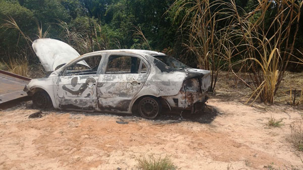 divulgação Polícia Militar - O carro foi localizado em um bairro rural totalmente queimado divulgação Polícia Militar - O carro foi localizado em um bairro rural totalmente queimado