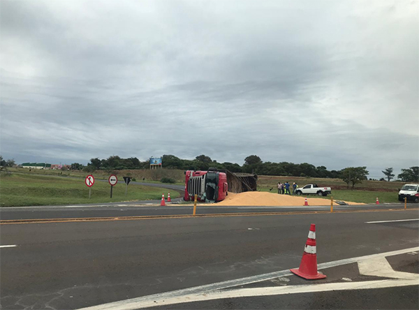 Redação AssisCity - Apesar dos danos no caminhão, ninguém se feriu Redação AssisCity - Apesar dos danos no caminhão, ninguém se feriu