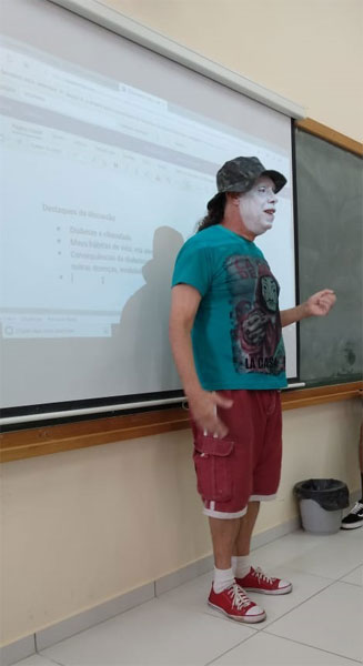 Divulgação - Homem invadiu as salas da FEMA vestido de palhaço e assustou os alunos Divulgação - Homem invadiu as salas da FEMA vestido de palhaço e assustou os alunos