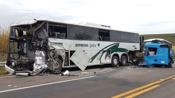 Luizinho Andretto - Acidente envolveu dois ônibus e um caminhão Luizinho Andretto - Acidente envolveu dois ônibus e um caminhão