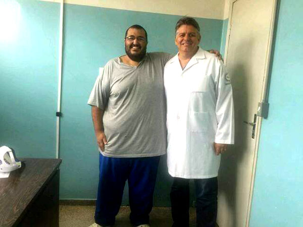 Divulgação - Thiago com o médico Paulo Teixeira Junior, responsável pela cirurgia Divulgação - Thiago com o médico Paulo Teixeira Junior, responsável pela cirurgia
