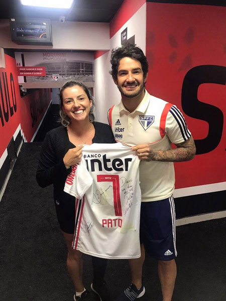 Divulgação - Daniele ao lado do jogador Alexandre Pato