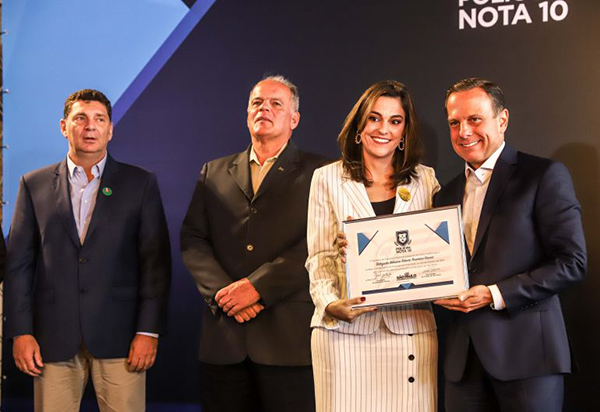 AI do Governo de SP - Em fevereiro deste ano, a delegada Adriana Pavarina recebeu homenagem do Governador João Dória