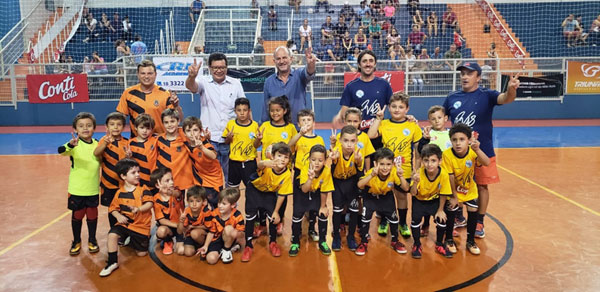 Divulgação - Equipes da Copa Assis de Futsal Infantil com o secretário Silvio Bahia, o prefeito José Fernandes e treinadores Divulgação - Equipes da Copa Assis de Futsal Infantil com o secretário Silvio Bahia, o prefeito José Fernandes e treinadores