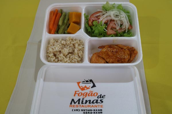 Além do self service, o restaurante possui opções de marmitex com divisório e fitness Além do self service, o restaurante possui opções de marmitex com divisório e fitness