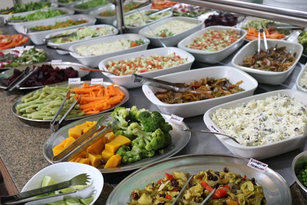 Várias opções de saladas Várias opções de saladas
