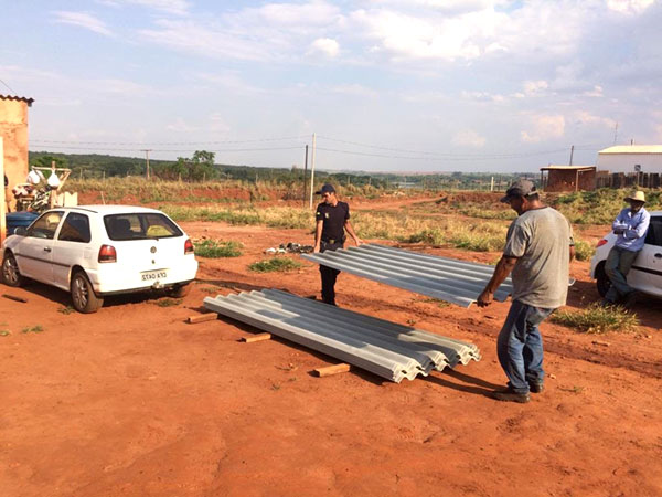 Divulgação - Defesa Civil de Paraguaçu realizou entrega de telhas para famílias prejudicadas em temporal