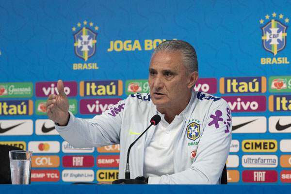 Divulgação - Técnico Tite convocou somente jogadores que atuam em clubes no Exterior