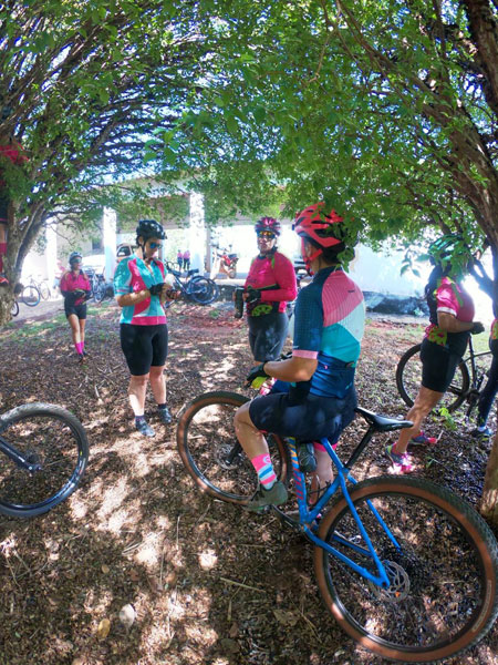 Divulgação - Ciclistas também arrecadaram lenços, que serão repassados para a AVCCA