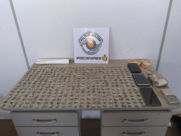 Polícia Militar - No forro de um dos quartos do imóvel foram localizadas 270 porções de maconha Polícia Militar - No forro de um dos quartos do imóvel foram localizadas 270 porções de maconha