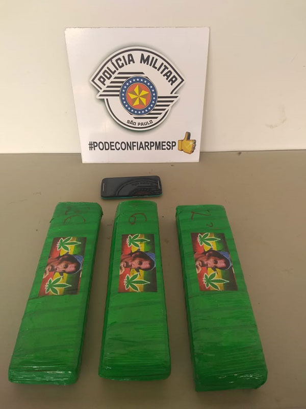Polícia Militar - Em uma das casas os policiais localizaram três tijolos de maconha que pesaram 3.077 quilos Polícia Militar - Em uma das casas os policiais localizaram três tijolos de maconha que pesaram 3.077 quilos