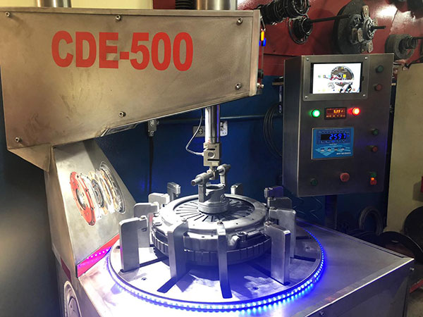 AssisCity - A máquina CDE-500 testa o funcionamento da embreagem antes de montar no trator ou caminhão