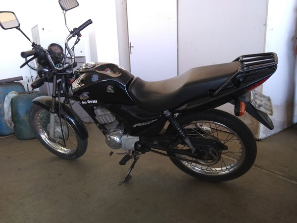 Polícia Militar - Um dos adolescentes estava com uma moto, que também foi apreendida Polícia Militar - Um dos adolescentes estava com uma moto, que também foi apreendida