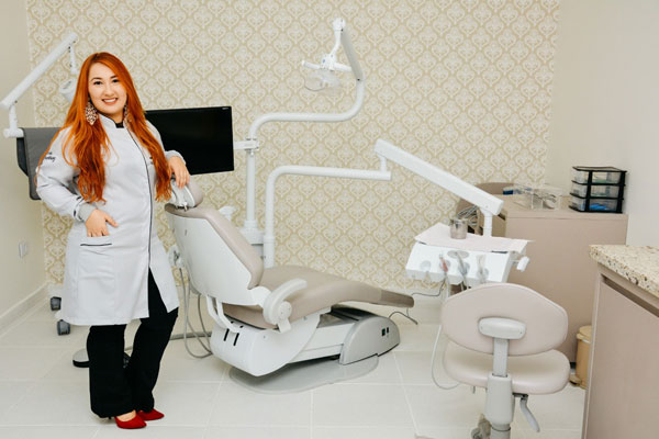 Divulgação - Dra. Samantha Moura é especialista na área de Implantes e Cirurgia oral menor Divulgação - Dra. Samantha Moura é especialista na área de Implantes e Cirurgia oral menor