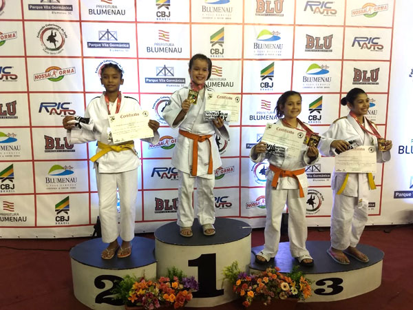 Divulgação - Rebeca (à esquerda) conquistou o título de vice-campeã do Campeonato Meeting Interestadual de Judô Divulgação - Rebeca (à esquerda) conquistou o título de vice-campeã do Campeonato Meeting Interestadual de Judô