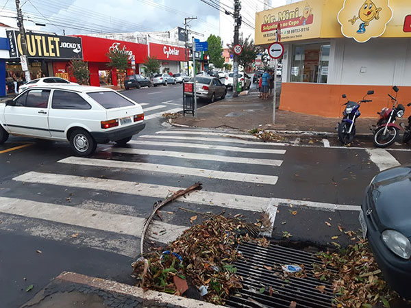 divulgação - Os bueiros entopem devido ao descarte incorreto de lixo e outros materiais