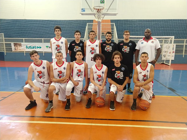 Divulgação - Equipe do Assis Basket sub 17 entra em quadra no GEMA