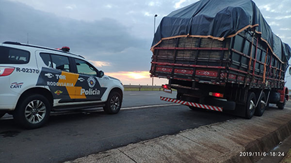 divulgação - Os maços de cigarro estavam no compartimento de carga de um caminhão com placas do Mato Grosso do Sul