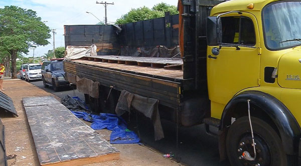 Divulgação G1 - Caminhão que era usado para transportar drogas em Andradina