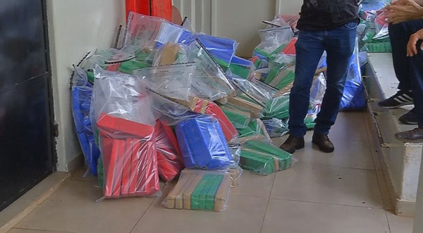 Divulgação G1 - Droga apreendida no caminhão que era escoltado por uma viatura da Polícia Civil Divulgação G1 - Droga apreendida no caminhão que era escoltado por uma viatura da Polícia Civil