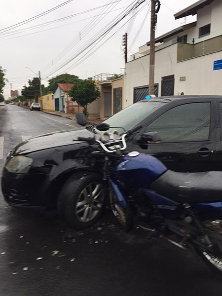AssisCity - Acidente ocorreu no cruzamento da Rua Santos Dumont com a Rua Platina, em Assis