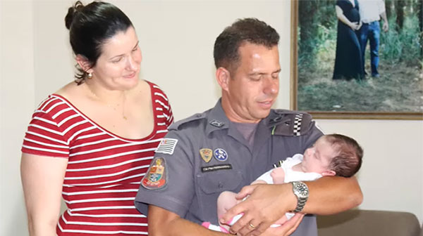 Divulgação PM - Bruna Comelli com o cabo Fernando e a filha Maria Helena