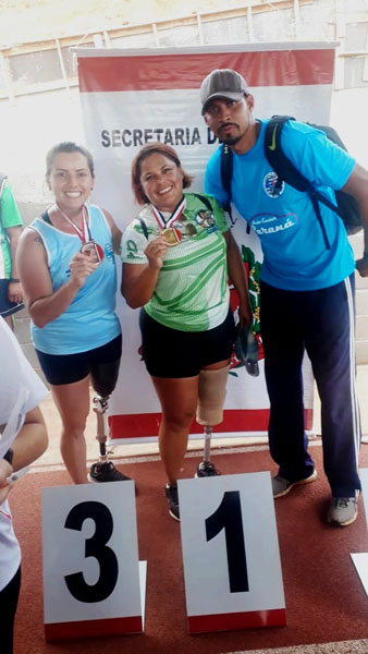 Divulgação - Atleta ACD Daniele Montes (à esquerda) conquistou a medalha de bronze no arremesso de peso