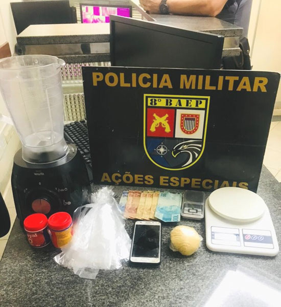 Divulgação PM - Cocaína, liquidificador e outros itens apreendidos durante ocorrência em Assis