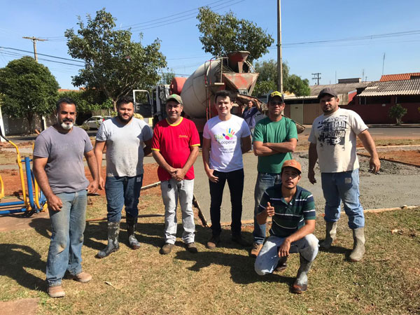 Divulgação - Arquiteto João Senna com os pedreiros que participam das obras de maneira voluntária