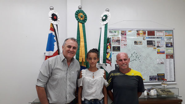 Divulgação - Graziele com o prefeito Roberto Bueno e com o treinador João Nicolau dos Santos, o Pinguinha Divulgação - Graziele com o prefeito Roberto Bueno e com o treinador João Nicolau dos Santos, o Pinguinha