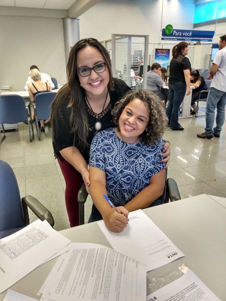 Divulgação - Corretora Carol Gianazi com uma das clientes que realizaram o sonho da casa própria