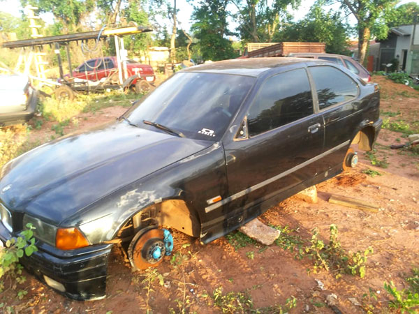 Divulgação - Ladrões levaram rodas do veículo BMW Divulgação - Ladrões levaram rodas do veículo BMW