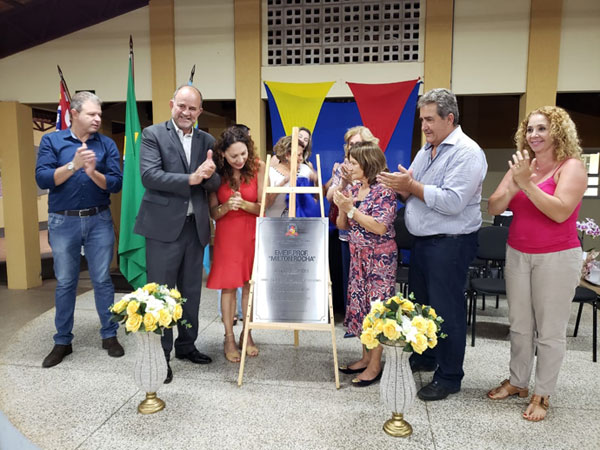Divulgação - Prefeito José Fernandes, primeira dama Luciana Barreto Fernandes e demais autoridades durante inauguração