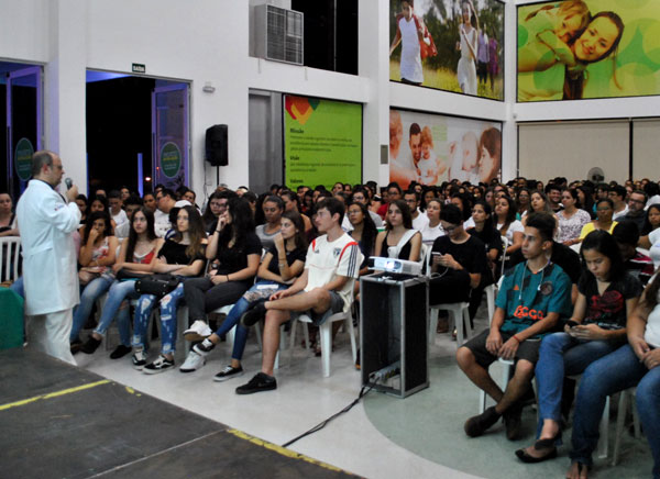 Divulgação - Cerca de 400 jovens de escolas públicas, particulares, curso técnicos e universitários participaram da palestra Divulgação - Cerca de 400 jovens de escolas públicas, particulares, curso técnicos e universitários participaram da palestra