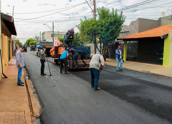 Divulgação - Atualmente as equipes de serviços praticamente finalizaram o asfaltamento das Vilas Xavier, Ribeiro, Fabiano, Clementina e Brasileira