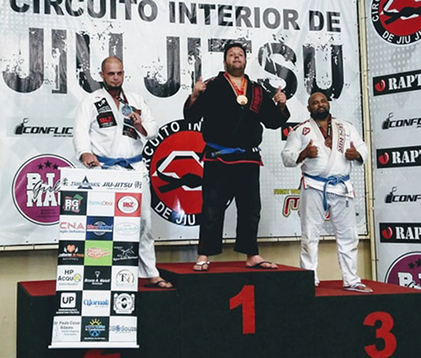 divulgação - Lucas foi campeão na categoria máster faixa azul acima de 95 quilos e vice campeão no Absoluto Master faixa azul