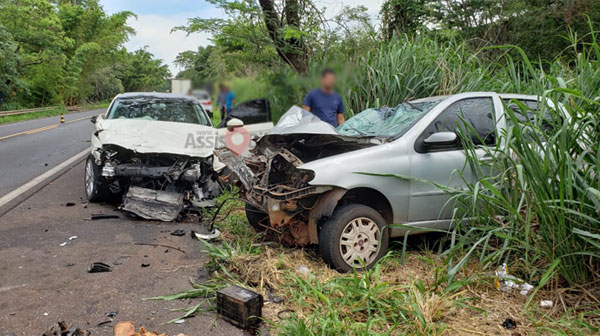 AssisCity - Batida envolveu dois carros e uma motocicleta, todos com placas de Paraguaçu Paulista, no trecho conhecido como subida do Capivara