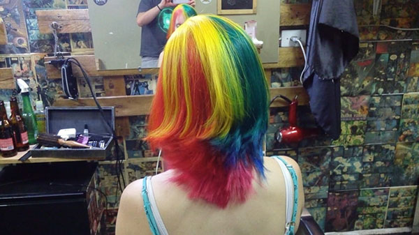 Arquivo Pessoal - Nos cabelos de Beatriz foram usados sete cores escolhidas por ela Arquivo Pessoal - Nos cabelos de Beatriz foram usados sete cores escolhidas por ela